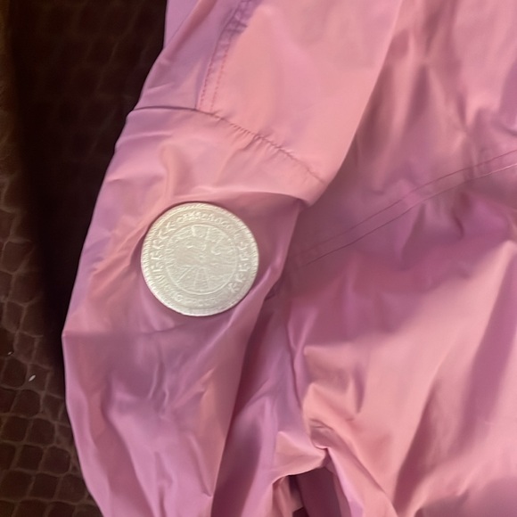Canada goose size S women’s kaslo cropped wind jacket twilight magenta used - Picture 6 of 7